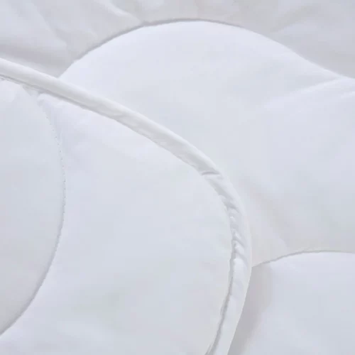 A close up of a Clair De Lune anti-allergy 4 tog single duvet.